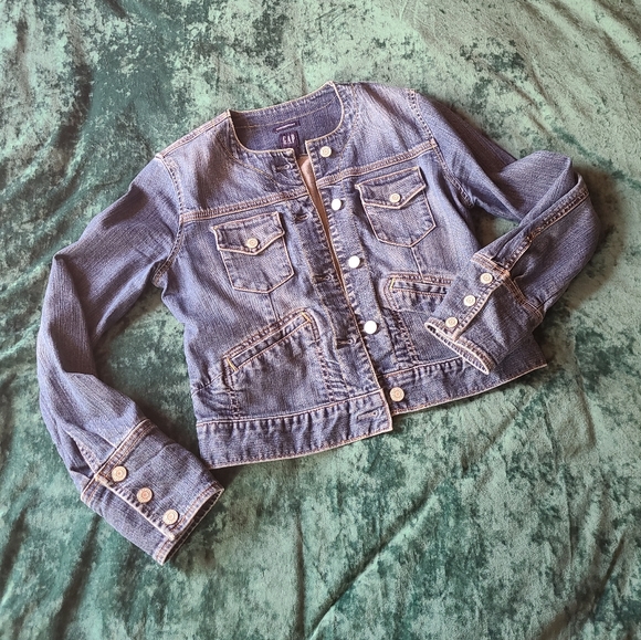 Unusual style cropped denim jacket - Picture 2 of 10